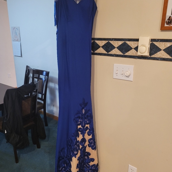 Gown - Picture 2 of 5